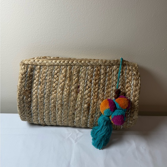 Shiraleah Handbags - Shiraleah Woven Straw Clutch with Colorful Pom-Pom Accent
